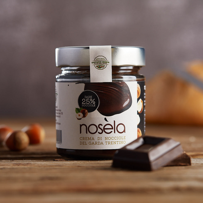 Nosèla DARK 25% nocciole del Garda, prodotto sul tavolo per la colazione