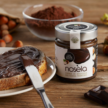 Nosèla DARK 25% nocciole del Garda, pane con crema di noci