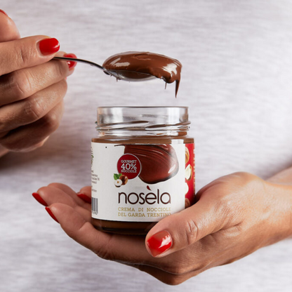 Nosèla GOURMET 40% nocciole, crema di noci su un cucchiaio